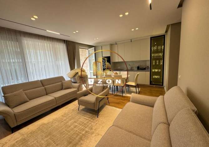 Apartament Modern 2+1 me Oborr të Madh në Rezidencën San Pietro, Gjiri i Lalëzit! Ky apartament luksoz ofron një sipërfaqe totale prej 105.2 m2 dhe një oborr i