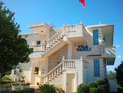  Vila Vasili ndodhet 1 minute larg plazhit dhe 300 metra larg qendres se Ksamilit