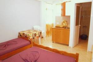 Daily rent and beach room in Vlore 1+1 Furnished  The house is located in Vlore the "Zone Periferike" area and is .
Thi