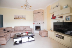  The house is located in Sarande the "" area and is 1.49 km from city c