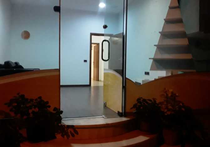 Ambient komercial me qera te rruga e Kosovareve Ambienti eshte i organizuar ne dy dhoma dhe nje tualet.
ka nje siperfaqe prej 6