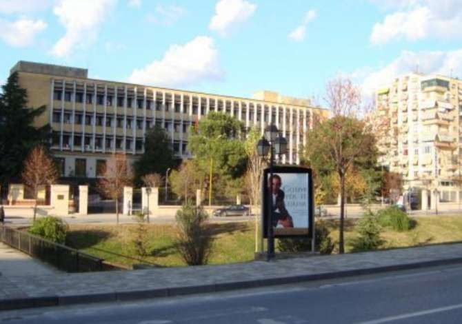  La casa si trova a Tirana nella zona "Brryli" che si trova  km dal cen