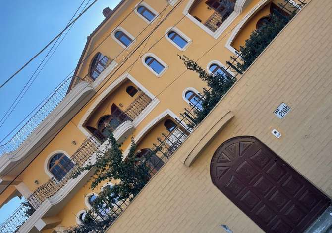  La casa si trova a Tirana nella zona "Ali Demi/Tregu Elektrik" che si 