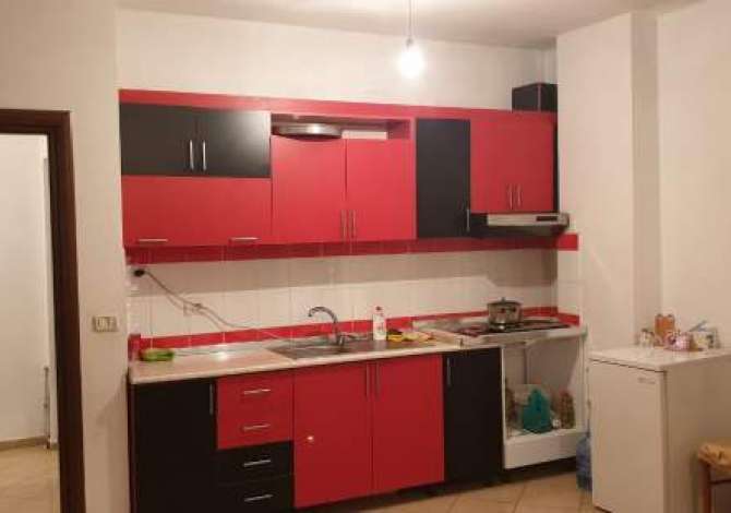  Tek Rruga 5 Maji, prane Shkolles Tirana Jone, shitet apartament 1+1,  tualet , b
