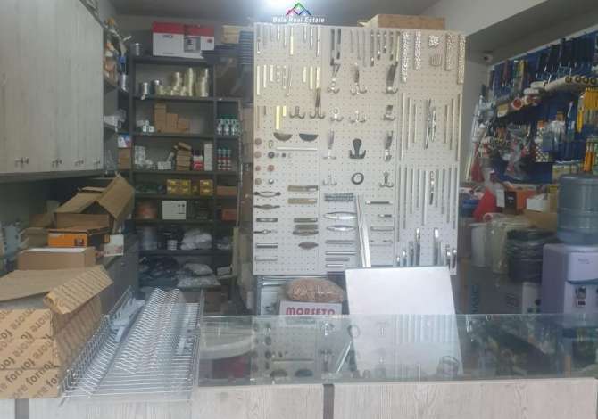  Tek Nishtaraku, ne rrugen Irfan Tomini, shitet dyqan ne rruge kryesore, me siper
