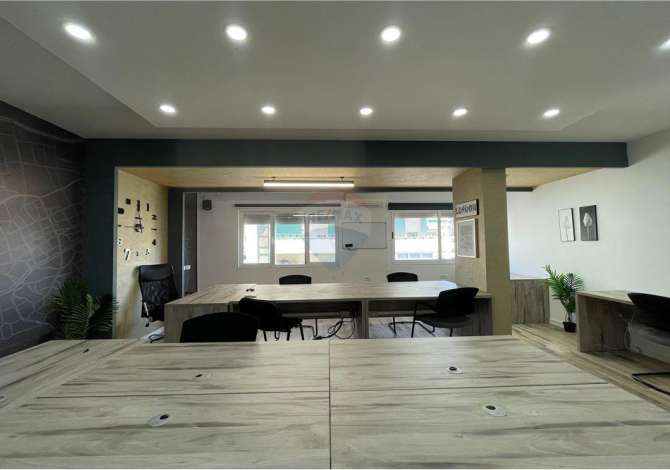  Ofrohet me qira ambient per zyra me siperfaqe totale 120 m2 ne katin e 4 ne obje