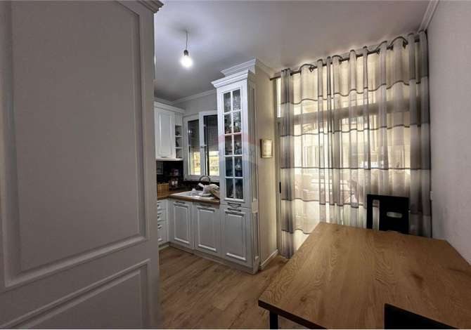 Apartament 1+1 me qira te Komuna e Parisit! Ofrohet me qira apartament i tipologjise 1+1 me siperfaqe 70 m2 ne katin 4 ne ob