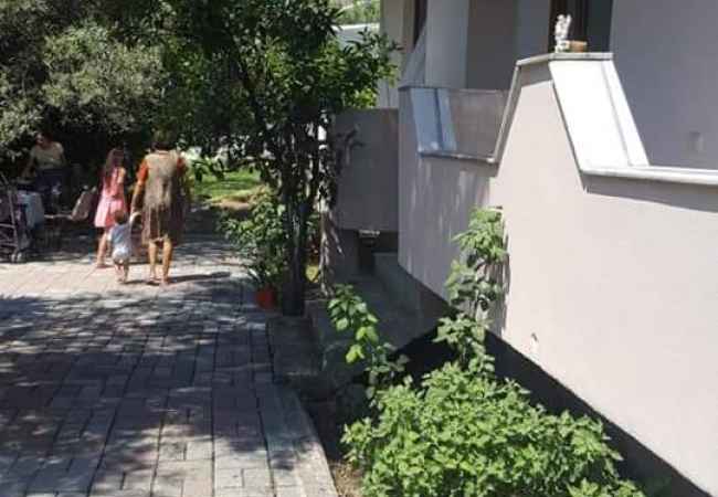 Daily rent and beach room in Vlore 3+1 Furnished  The house is located in Vlore the "Lungomare" area and is .
This Dail