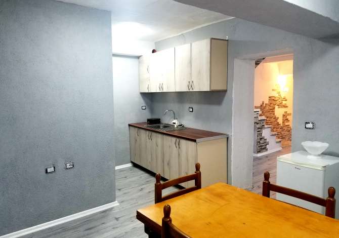 Daily rent and beach room in Pogradec 2+1 Furnished  The house is located in Pogradec the "Central" area and is .
This Dai