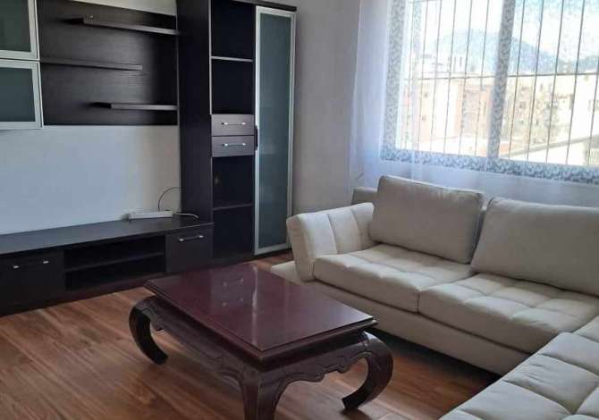 La casa si trova a Tirana nella zona "Ministria e jashte/Pazari i ri/Shkoll
