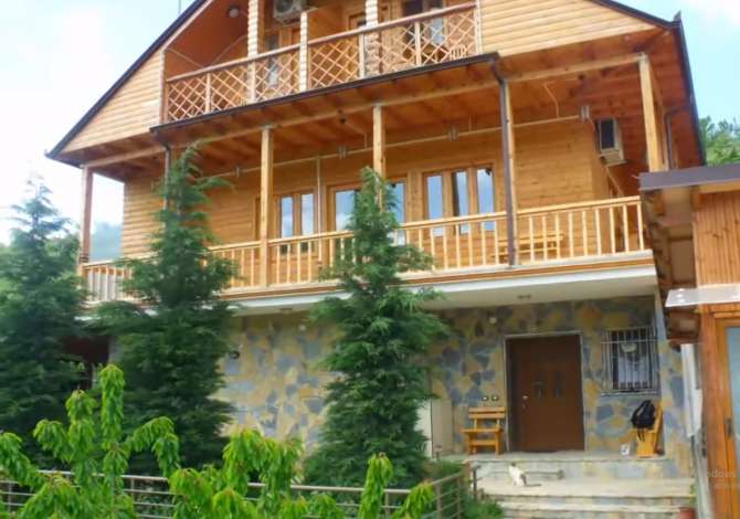  La casa si trova a Pogradec nella zona "Zone Periferike" che si trova 