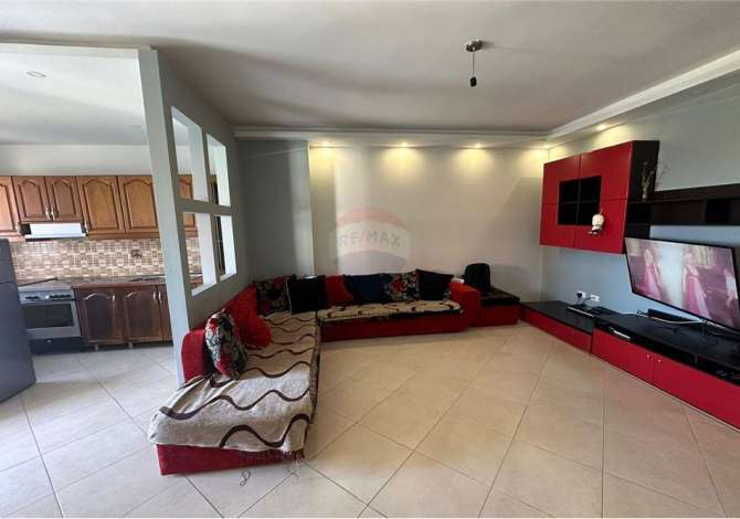 House for Sale in Tirana 2+1 In Part  The house is located in Tirana the "Fresku/Linze" area and is .
This 