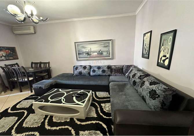  La casa si trova a Tirana nella zona "Sheshi Shkenderbej/Myslym Shyri"
