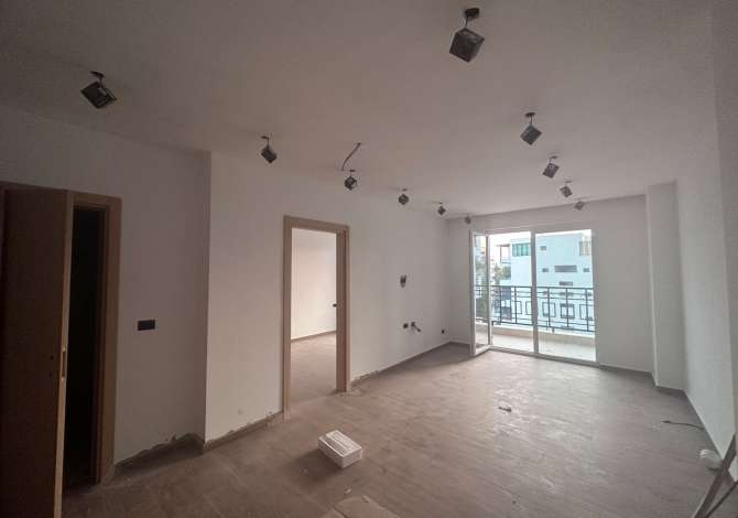  Apartamenti ka nje siperfaqe 63 m2 dhe orgnizohet ne 1 ambient ndenje + ambient 