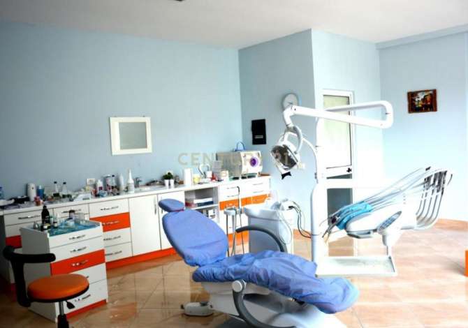 Klinike Dentare Shitet klinik dentare tek fresku.pozicioni shum i mire kat zero me hyrje te dedi