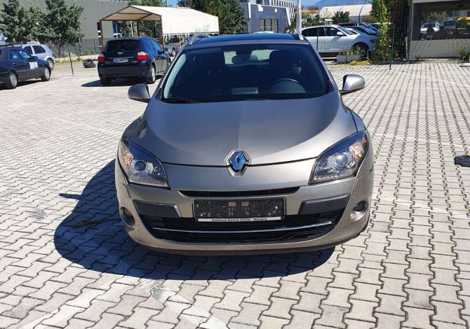 Noleggio Auto Albania Renault 2011 funziona con Diesel Noleggio Auto Albania a Tirana vicino a "Vore" .Questa Automatik Rena