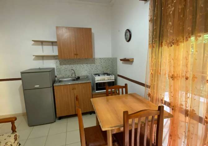  Jepen apartamente me Qera tek Shkembi Kavajes , te mobiluara per 4-5 persona.

