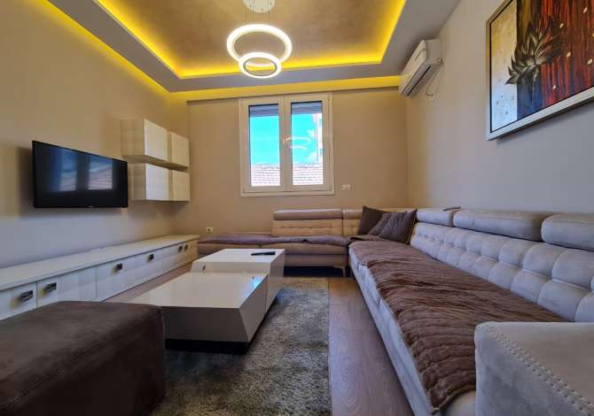 Daily rent and beach room in Tirana 1+1 Furnished  The house is located in Tirana the "21 Dhjetori/Rruga e Kavajes" area 