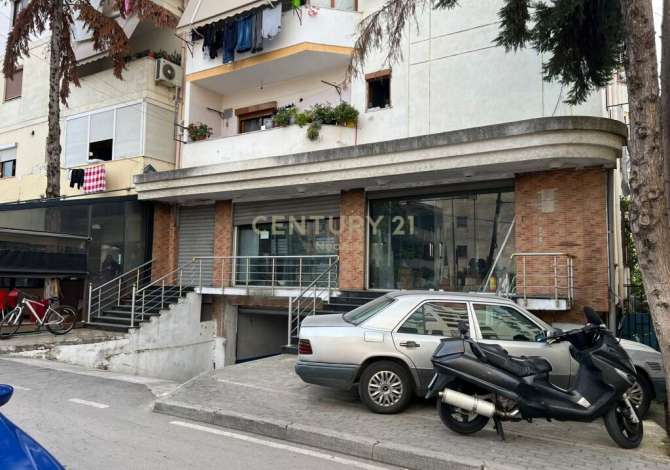  La casa si trova a Tirana nella zona "Laprake" che si trova  km dal ce