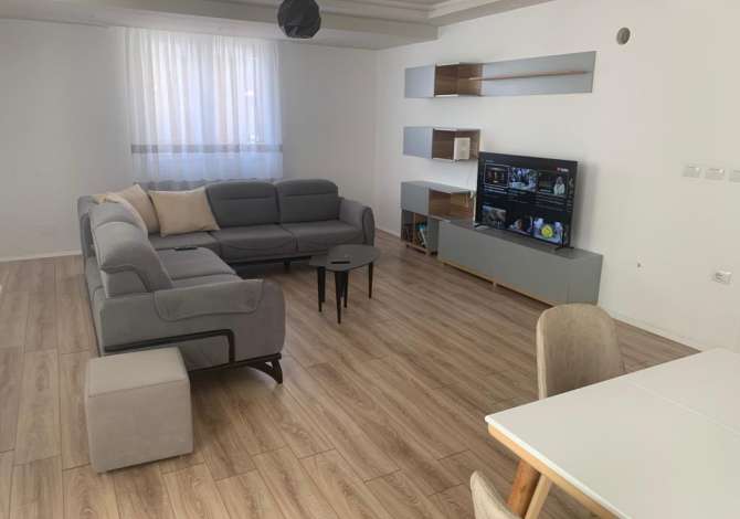 Daily rent and beach room in Pogradec 3+1 Furnished  The house is located in Pogradec the "Central" area and is .
This Dai