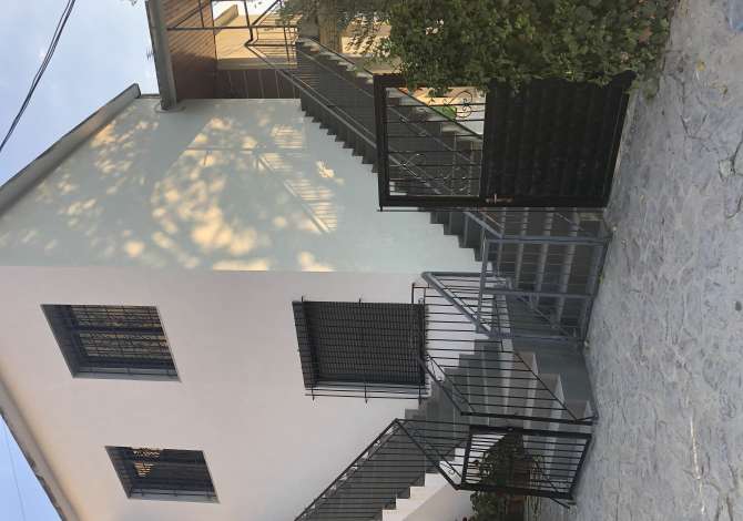 Casa in affitto a Tirana 2+1 Arredato  La casa si trova a Tirana nella zona "Ysberisht/Kombinat/Selite" che s