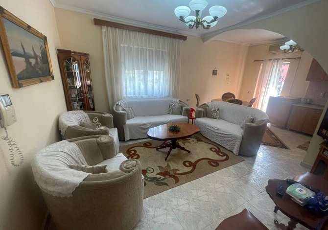  La casa si trova a Tirana nella zona "Ysberisht/Kombinat/Selite" che s