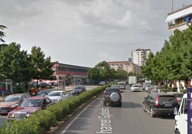  La casa si trova a Tirana nella zona "21 Dhjetori/Rruga e Kavajes" che