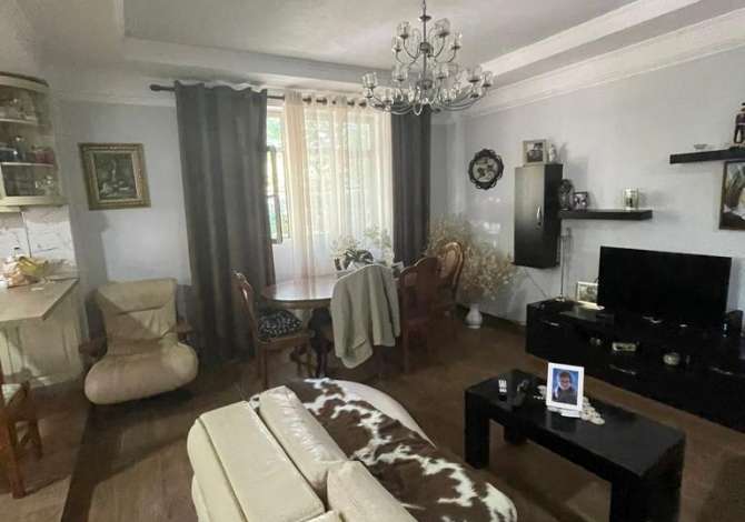  La casa si trova a Tirana nella zona "Rruga e Elbasanit/Stadiumi Qemal Staf