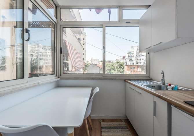 Jepet apartament me qera ditore Tirane 🏠 ambjenti i brendshem ofron ngrohtesi,pasterti dhe komoditet.
menaxhimi pro