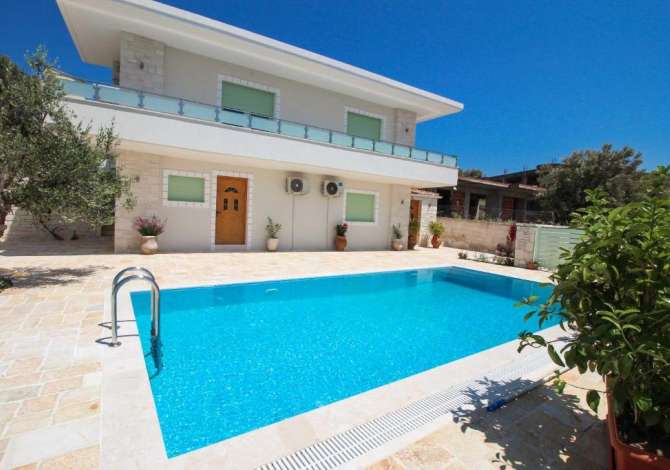 Daily rent and beach room in Sarande 3+1 Furnished  The house is located in Sarande the "Ksamil" area and is .
This Daily