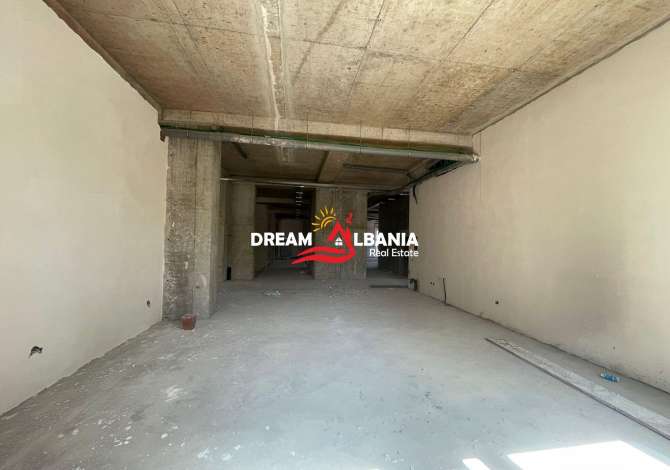  Ne Rrugen e Kavajes ne Tirane, jepet me qera Dyqan siperfaqe 122.4 m² (83.4 m²