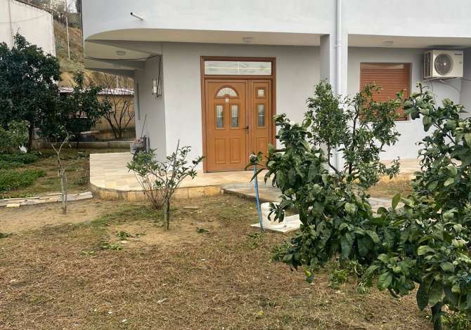  Kjo është një villa 2+1 për qira në zonën e Kodrës së Diellit në Tiran�