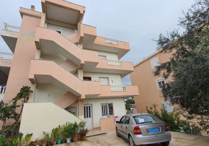 House for Sale in Sarande 5+1 In Part  The house is located in Sarande the "Central" area and is .
This Hous