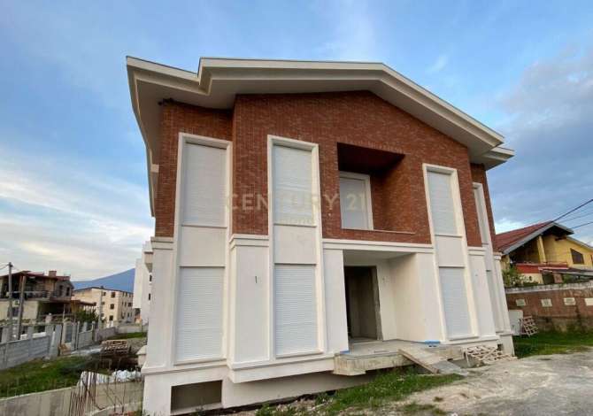  La casa si trova a Tirana nella zona "Sauk" che si trova  km dal centr