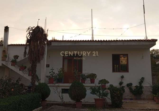 La casa si trova a Durazzo nella zona "Plepa" che si trova  km dal cen