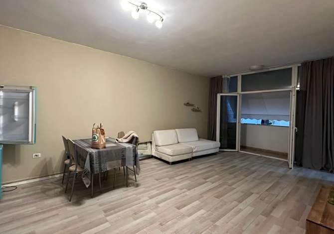 Qera, Apartament 1+1, Rruga e Elbasanit, Tiranë - 550€ | 90 m² Të dhëna mbi apartamentin :

● ambient ndenje + ambient gatimi

● 1 dh
