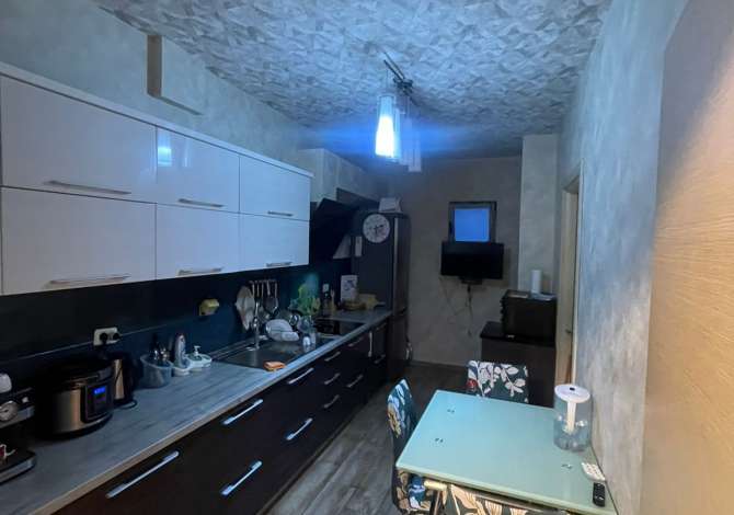 Qera, Apartament 3+1, Rruga e Dajtit, Tiranë - 400€ | 115 m²Të dhëna mbi apartamentin :  Të dhëna mbi apartamentin :

● ambient ndenjie + ambient gatimi

●3 dh