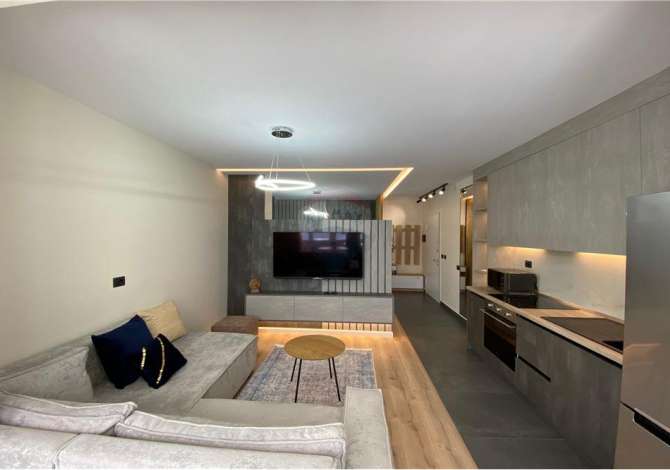  Apartament 1+1 i mobiluar tek Pazari ri ne qender te Tiranes. Apartamenti eshte 