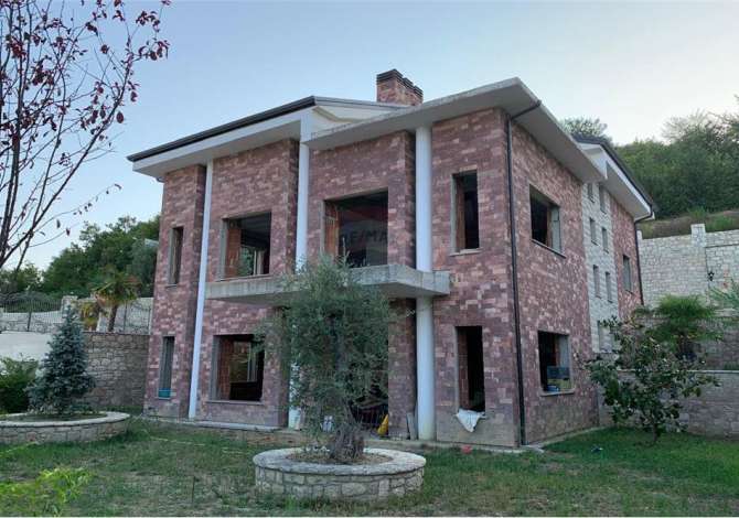 House for Sale in Tirana 4+1 Emty  The house is located in Tirana the "Zone Periferike" area and is .
Th