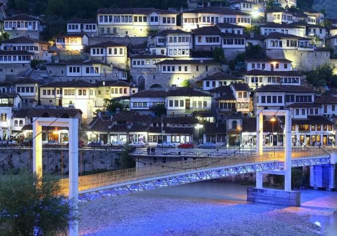  La casa si trova a Berat nella zona "Qendra" che si trova 79.13 km dal