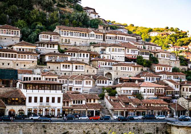  La casa si trova a Berat nella zona "Qendra" che si trova 69.78 km dal