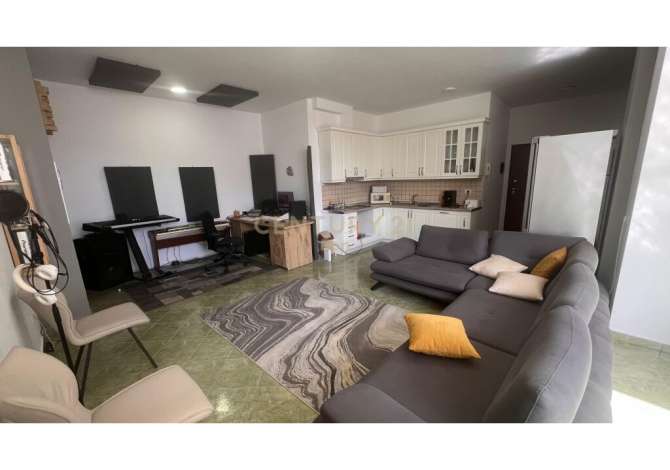 Shitet Apartament 2+1 në Qendër të Durrësit 130000 EURO Ky apartament 101 m² neto, i pozicionuar në katin e tretë të një ndërtese 