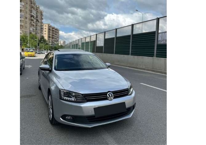 Noleggio Auto Albania Volkswagen 2015 funziona con Diesel Noleggio Auto Albania a Tirana vicino a "Zone Periferike" .Questa Aut