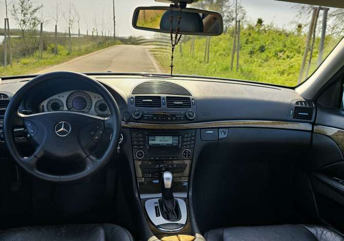 Auto in Vendita Mercedes-Benz 2003 funziona con Diesel Auto in Vendita a Lezhe vicino a "Qender" .Questa Automatik Mercedes-