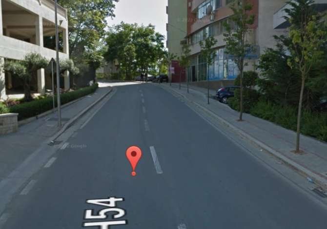  La casa si trova a Tirana nella zona "Fresku/Linze" che si trova  km d