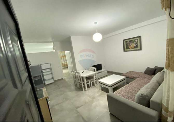 Jepet Apartament me Qira 350€ - Sauk  Apartament 1+1 prane rrethit te saukut. apartamenti ndodhet ne katin e pare te n