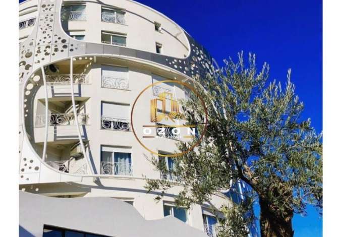  La casa si trova a Tirana nella zona "Kodra e Diellit" che si trova  k