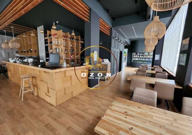 Bar-Restoranti i Investuar në Zonën e Kodrës së Diellit për Shitje! Detaje mbi pronën:
- sipërfaqe totale: 215.3 m²
- sipërfaqe e verandës: 1