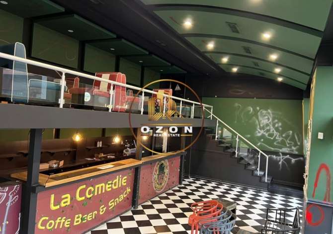  ♦Ky bar-kafe ndodhet në katin përdhes me sipërfaqe të brendshme 80m² dhe 