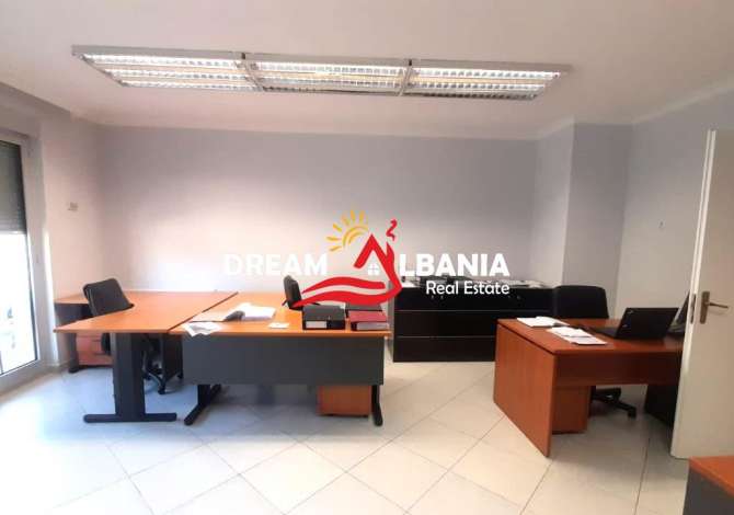  La casa si trova a Tirana nella zona "Blloku/Liqeni Artificial" che si